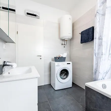 Apartment E&m *