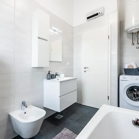 Apartment E&m *