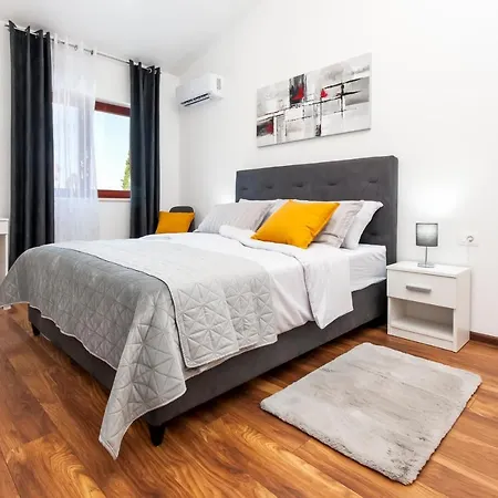 Apartment E&m *