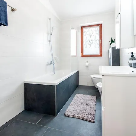 Apartment E&m *